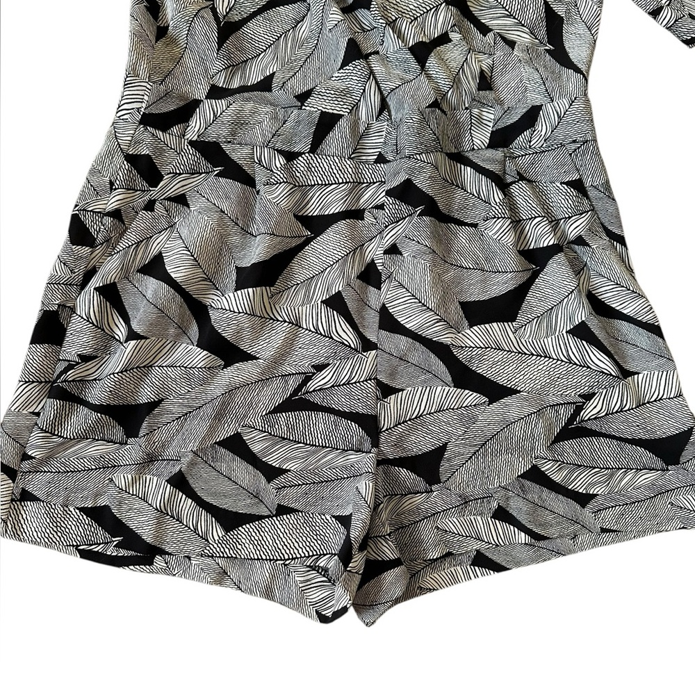 LOFT black & white leaf pattern criss cross front flutter sleeve romper size 10 - Picture 4 of 8